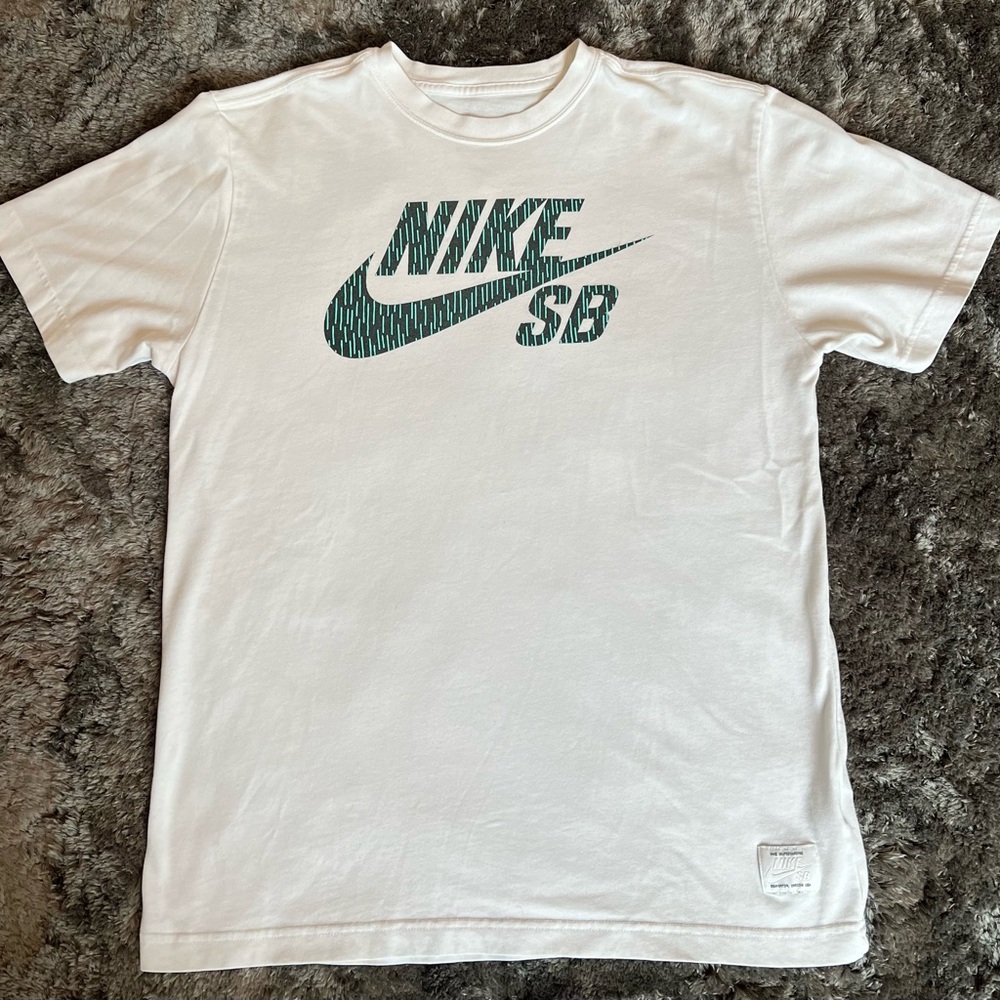 Boys Large NIKE DRI FIT SKATEBOARDING TSHIRT